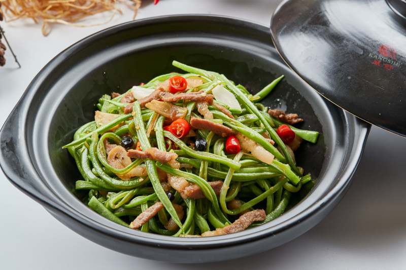 黑色砂锅装的米椒肉丝煲豇豆丝图片