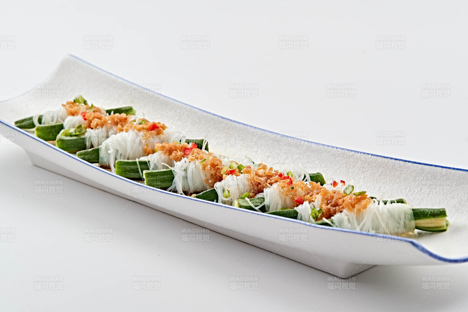 白色瓷盘装的蒜蓉粉丝蒸秋葵图片