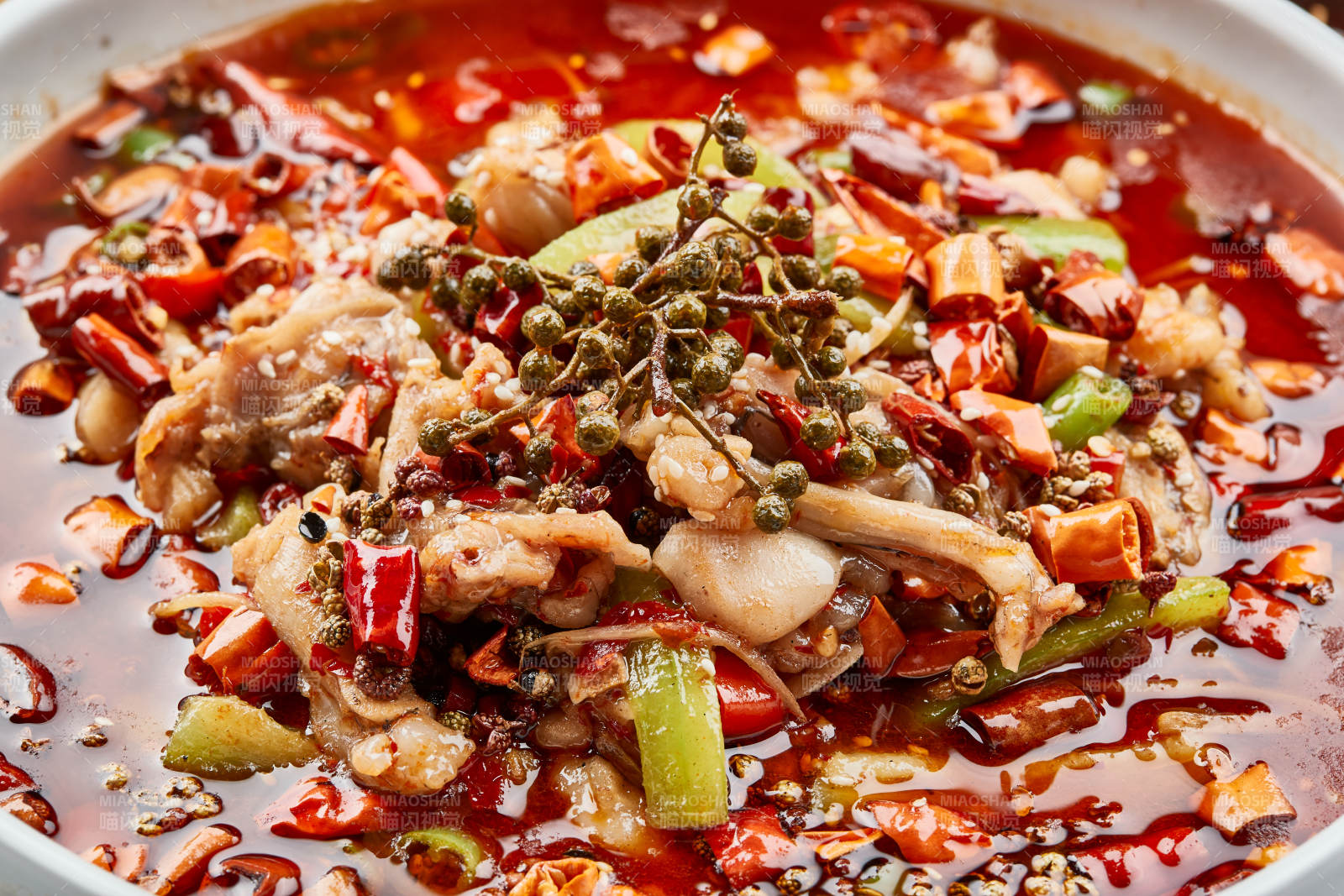 白色瓷餐具装的香水牛蛙图片