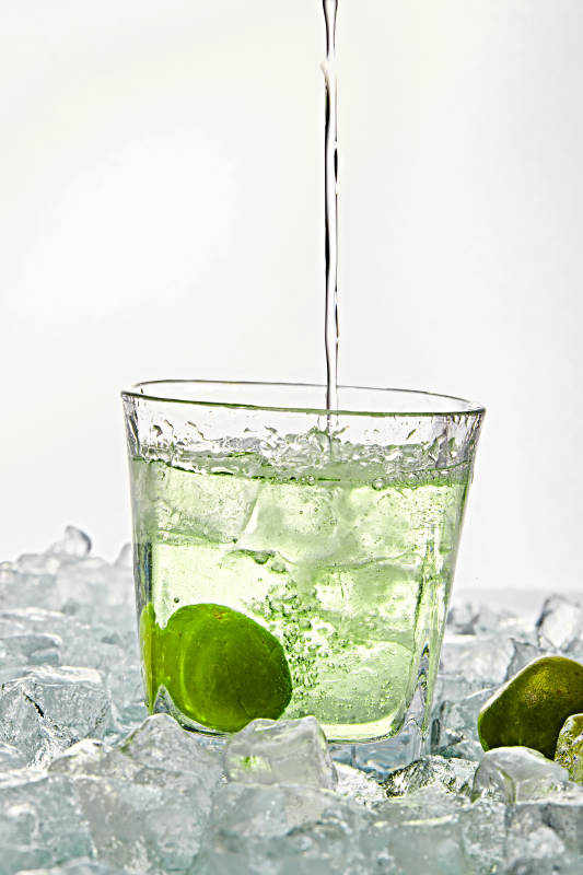 布满冰块的酒杯中的清凉白葡萄味预调酒图片