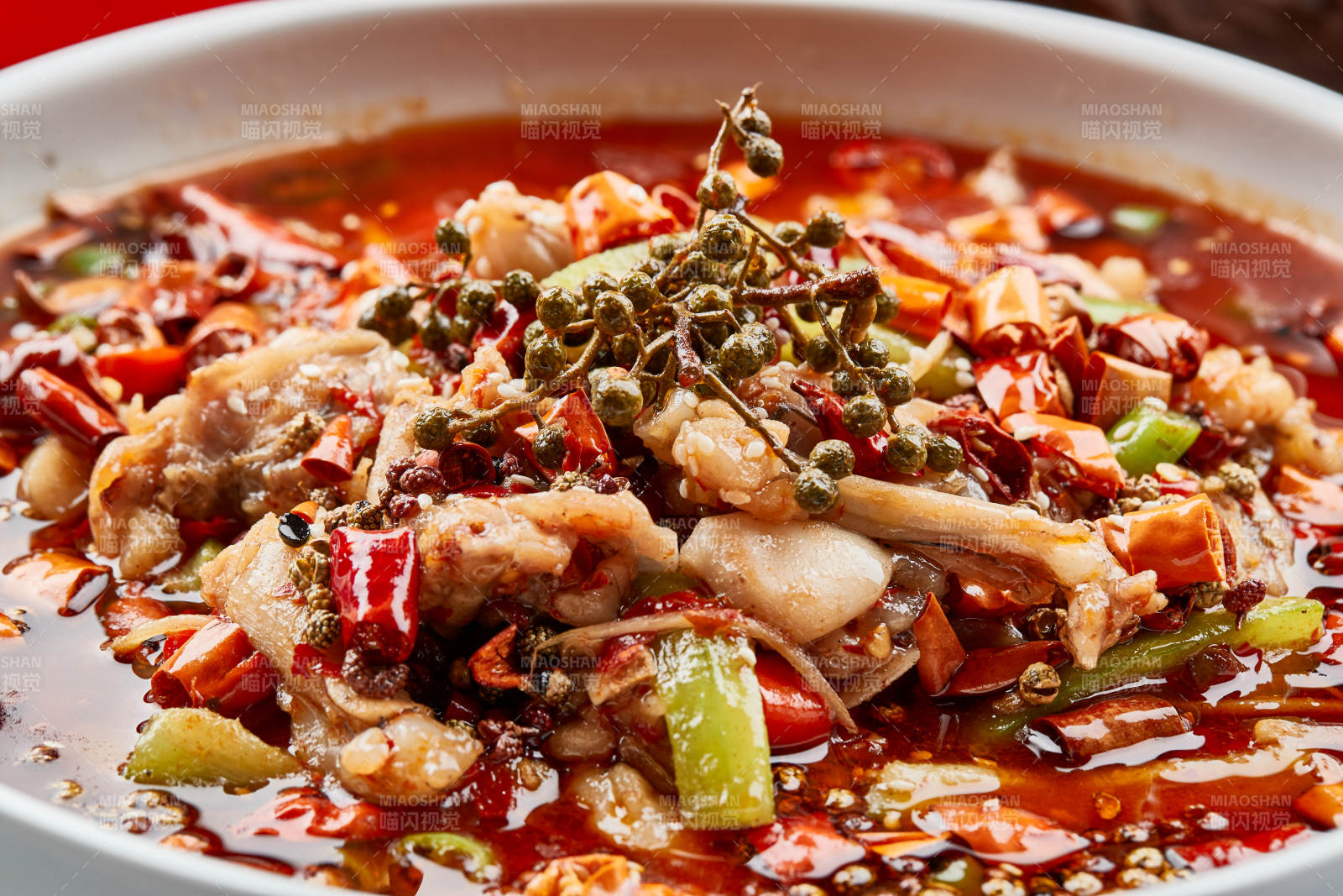 白色瓷餐具装的香水牛蛙图片