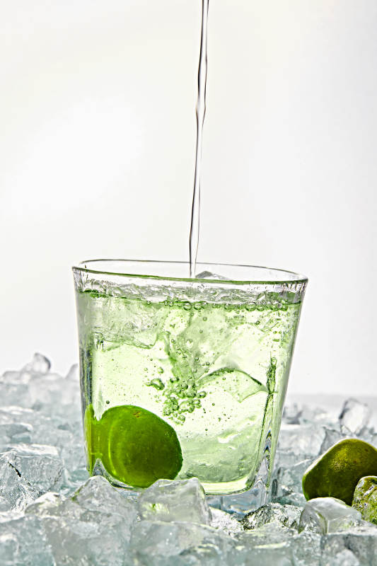 布满冰块的酒杯中的清凉白葡萄味预调酒图片