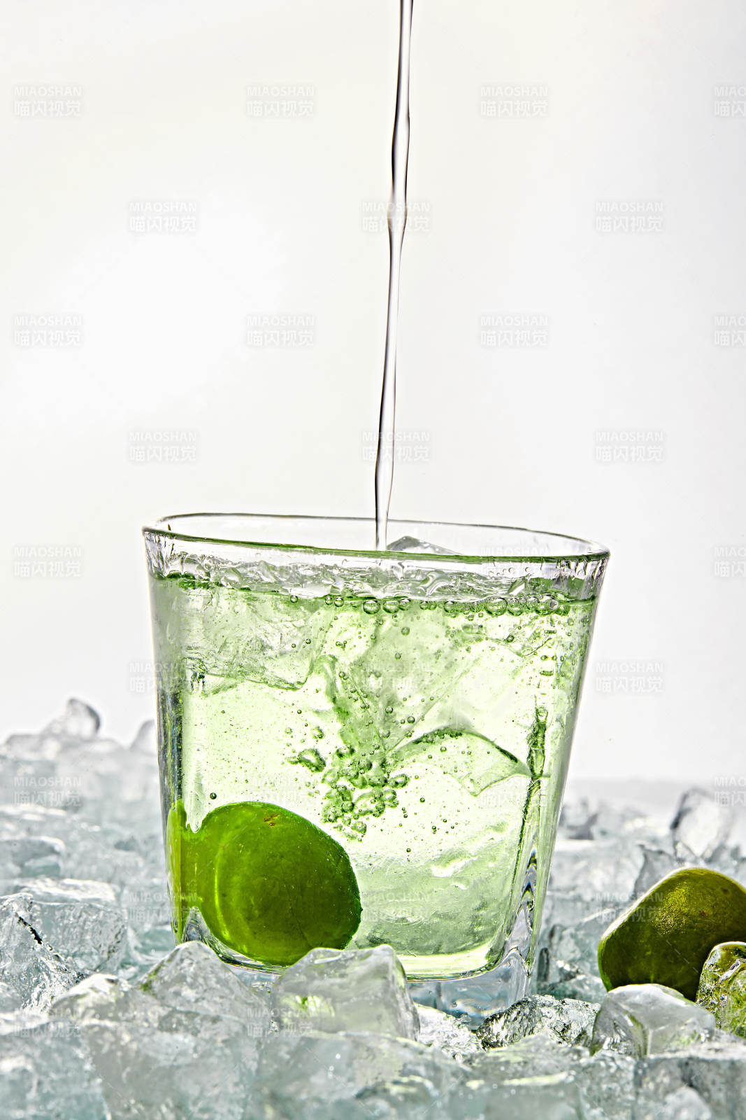 布满冰块的酒杯中的清凉白葡萄味预调酒图片