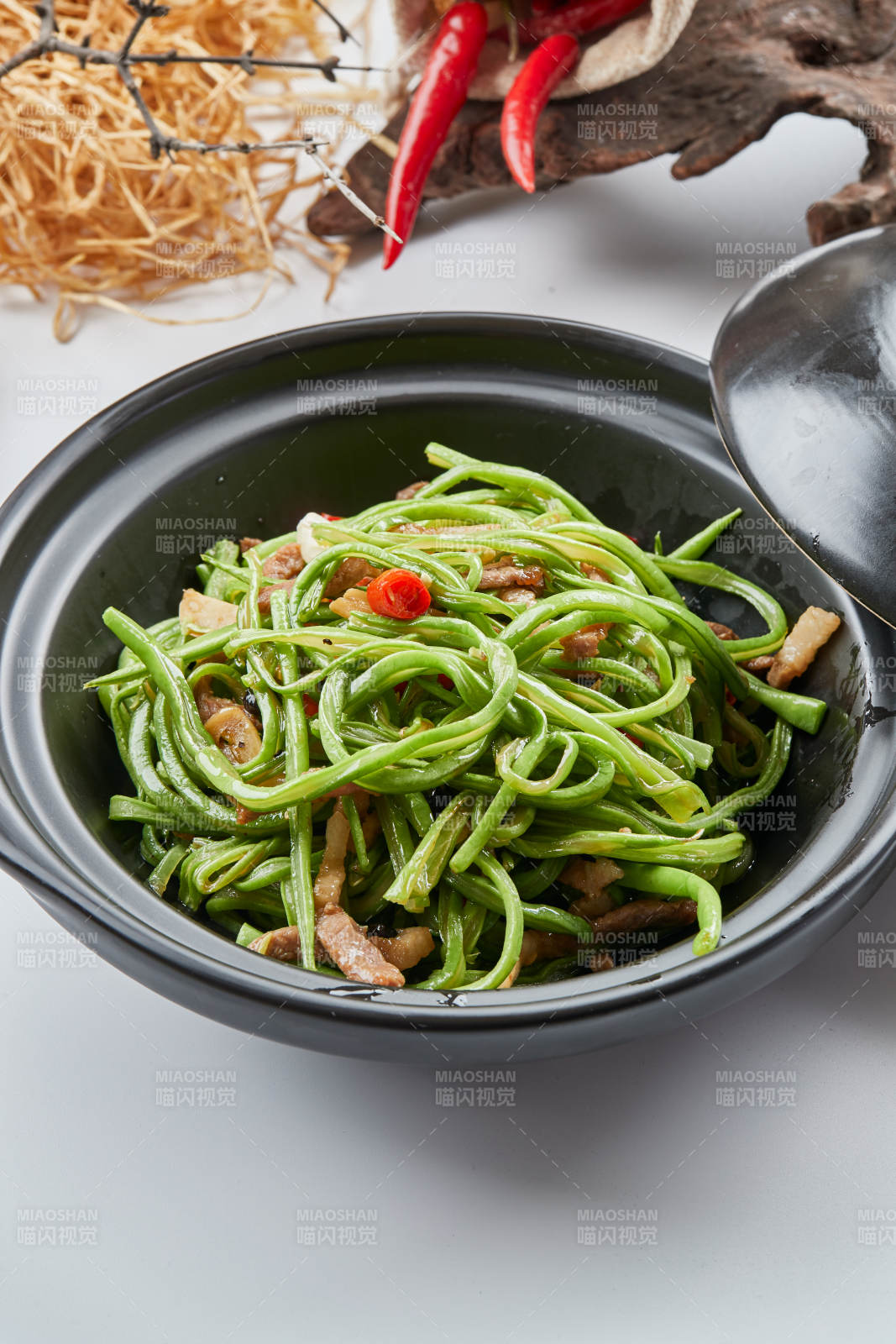 黑色砂锅装的米椒肉丝煲豇豆丝图片