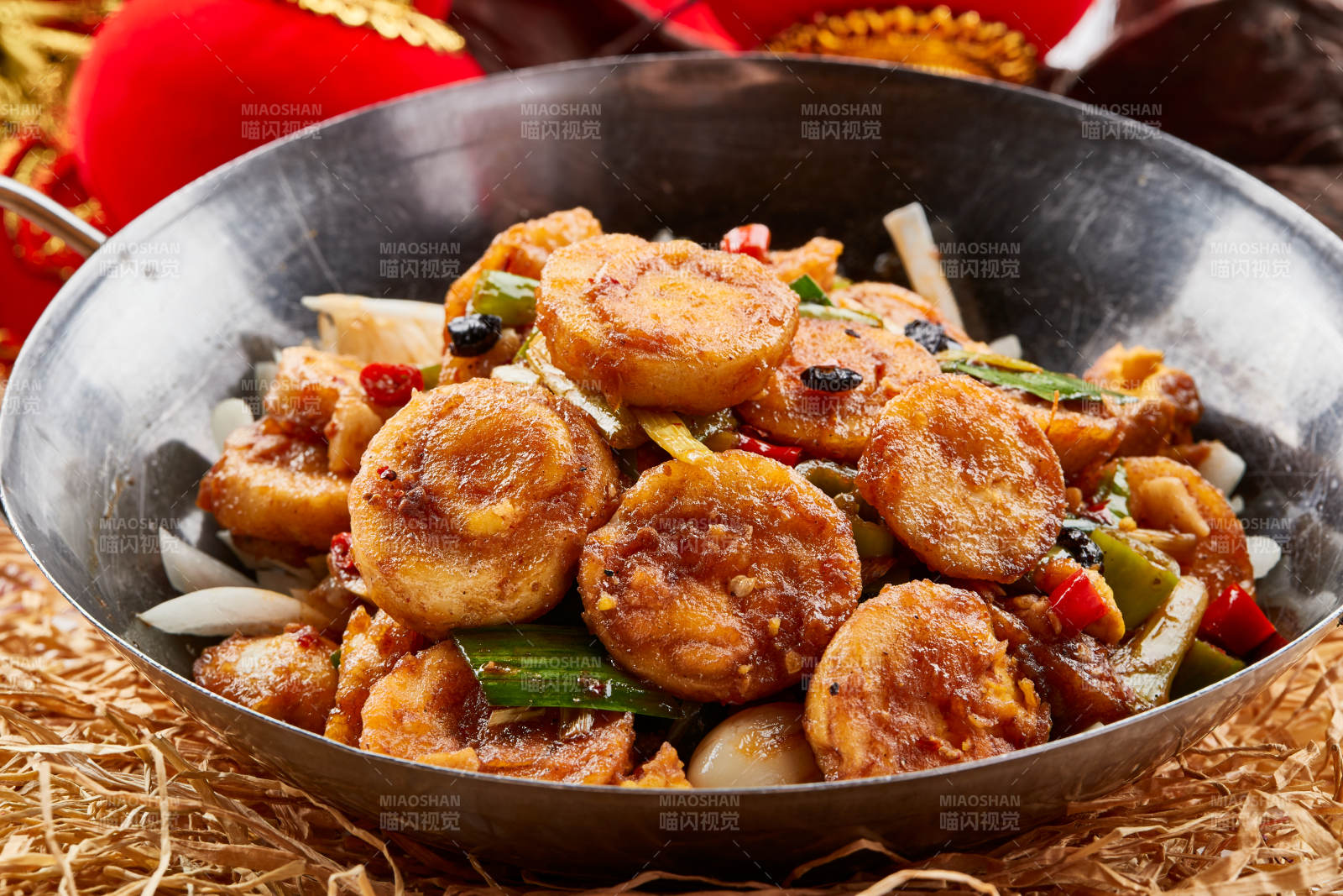 不锈钢餐具装的葱香锅仔柴鸡蛋图片