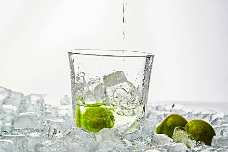 布满冰块的酒杯中的清凉白葡萄味预调酒图片