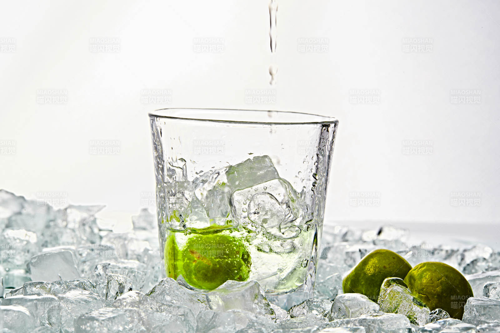 布满冰块的酒杯中的清凉白葡萄味预调酒图片