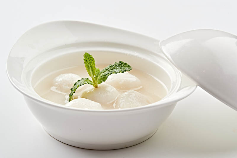 白色瓷汤盅装的香糯桂鱼圆图片