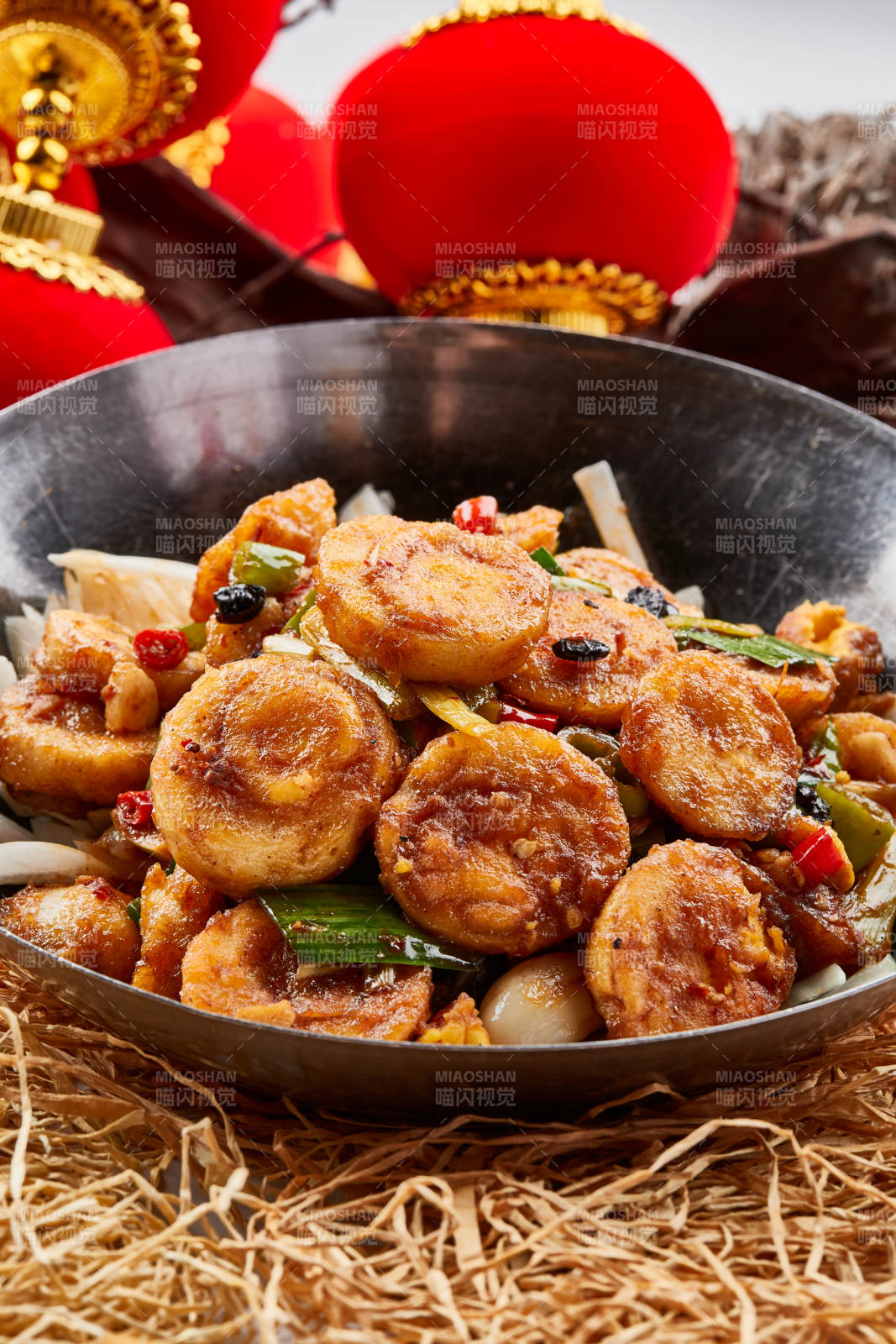 不锈钢餐具装的葱香锅仔柴鸡蛋图片