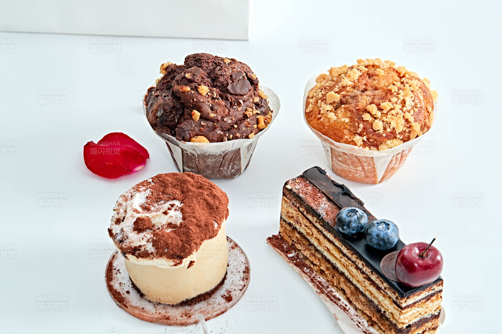 制作精美的法式小甜品蛋糕图片