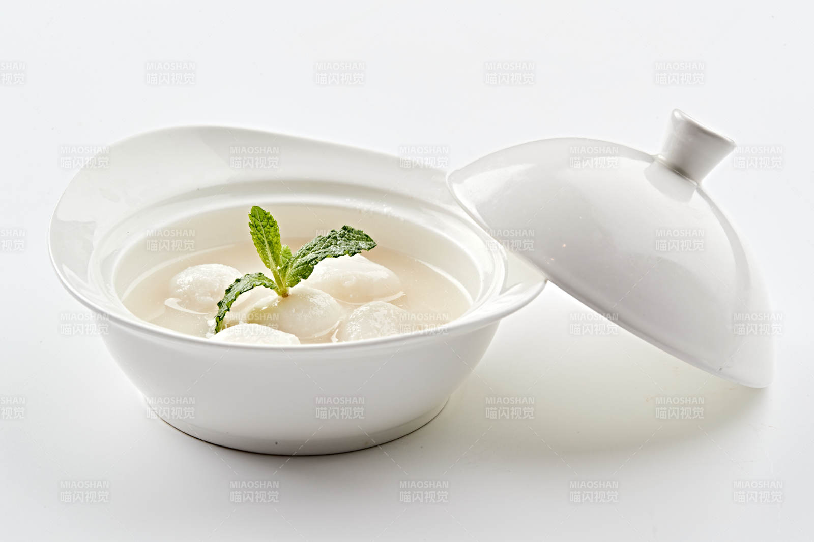 白色瓷汤盅装的香糯桂鱼圆图片