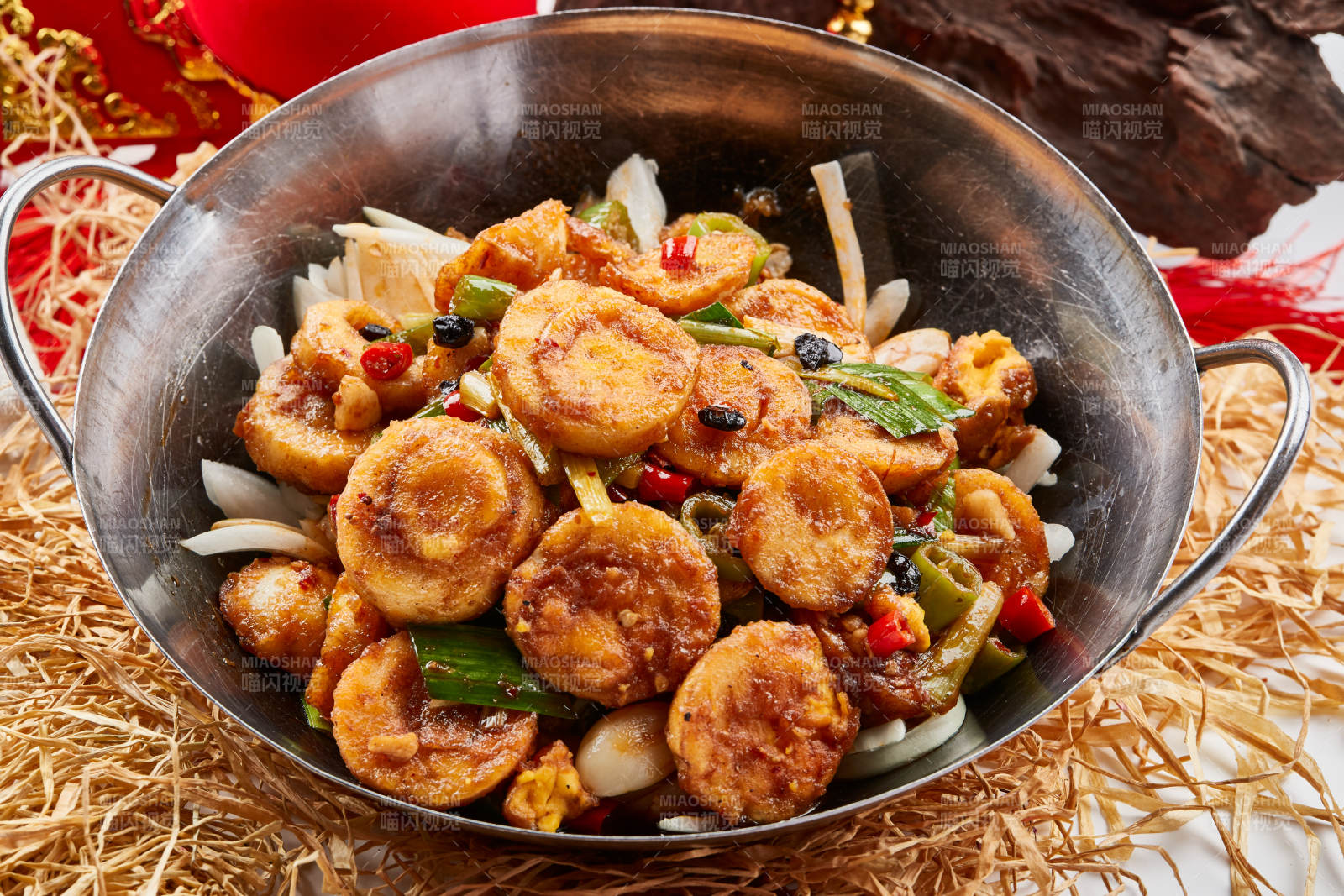 不锈钢餐具装的葱香锅仔柴鸡蛋图片