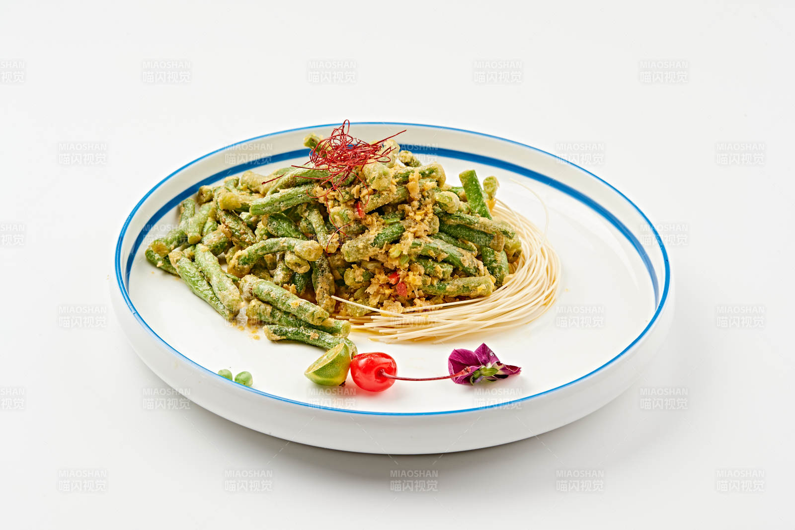 白色瓷盘装的咸蛋黄焗四季豆图片