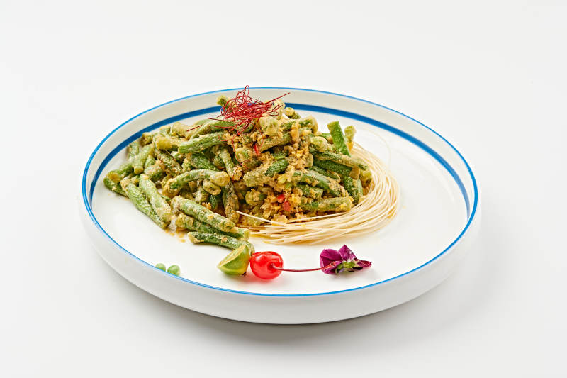 白色瓷盘装的咸蛋黄焗四季豆图片