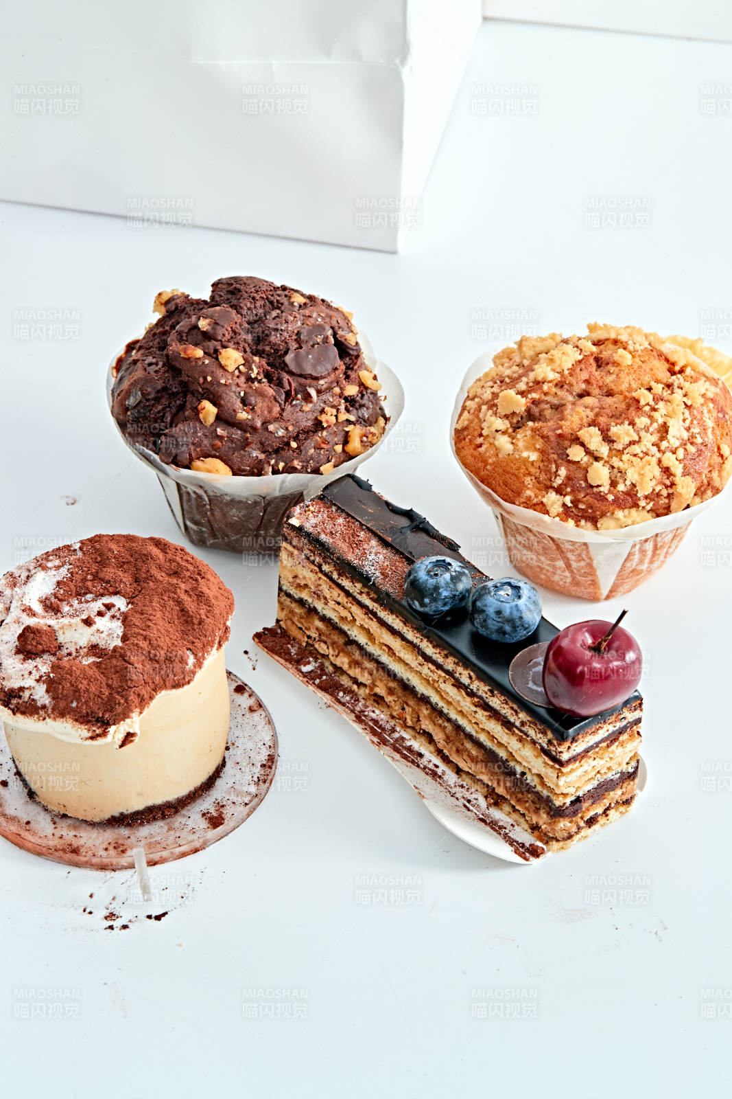 制作精美的法式小甜品蛋糕图片