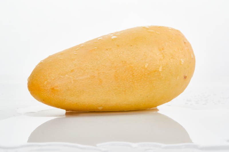 白色背景上摆放的水嫩新鲜芒果图片