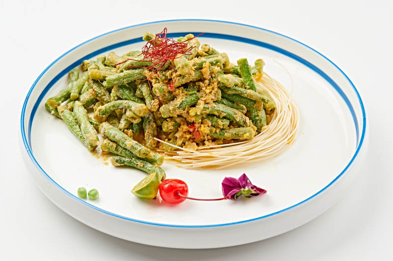 白色瓷盘装的咸蛋黄焗四季豆图片