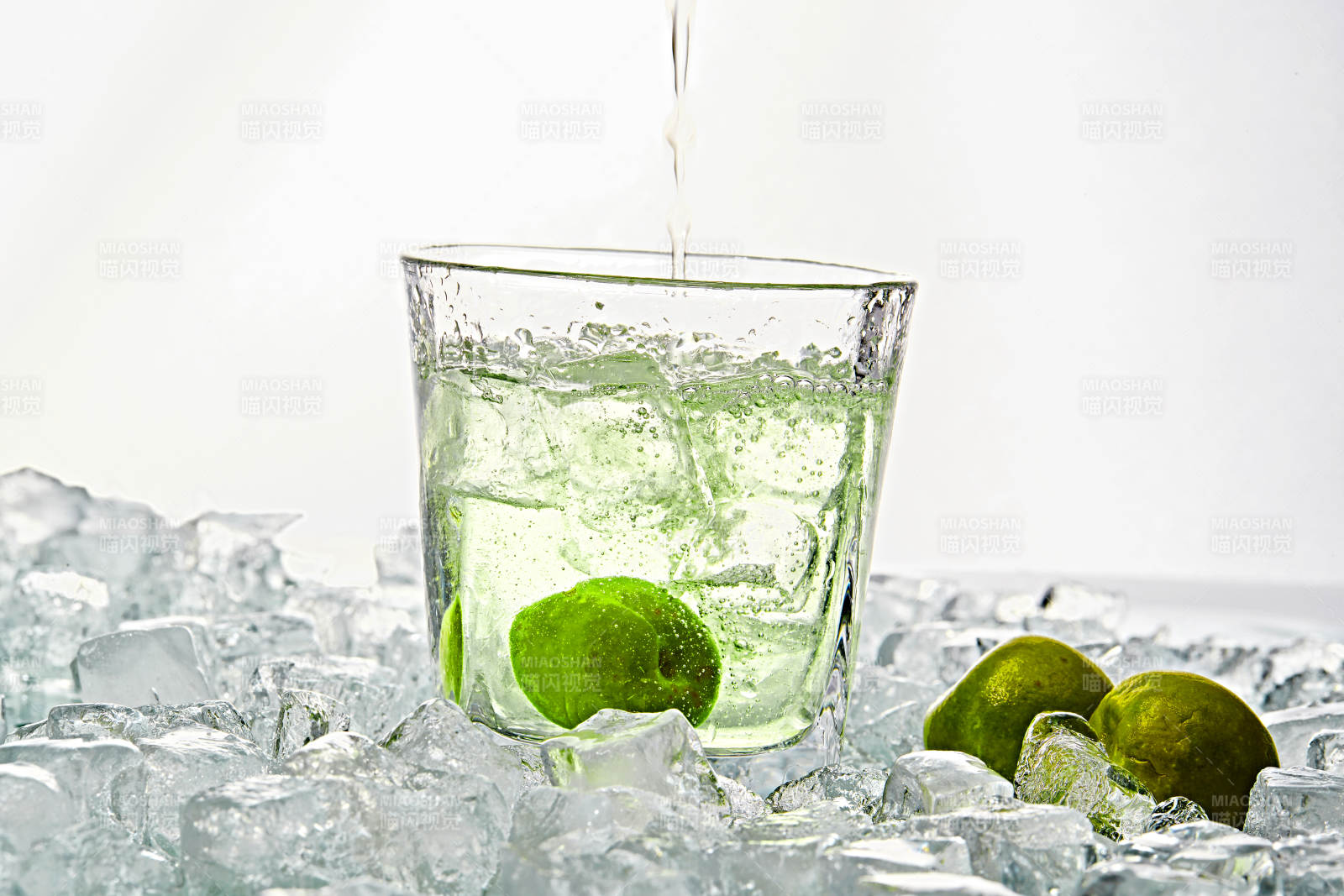 布满冰块的酒杯中的清凉白葡萄味预调酒图片