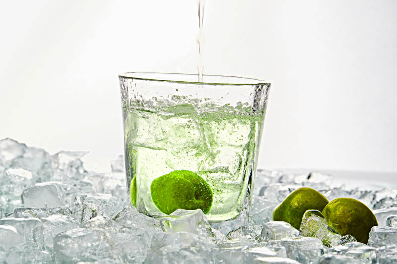 布满冰块的酒杯中的清凉白葡萄味预调酒图片