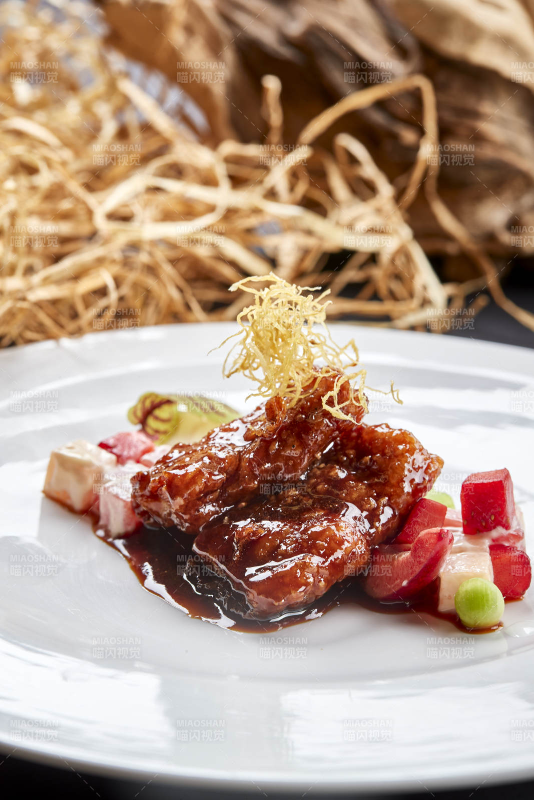 白色圆瓷盘装的浇汁香炸龙利鱼图片