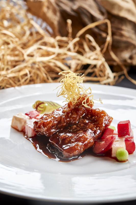 白色圆瓷盘装的浇汁香炸龙利鱼图片