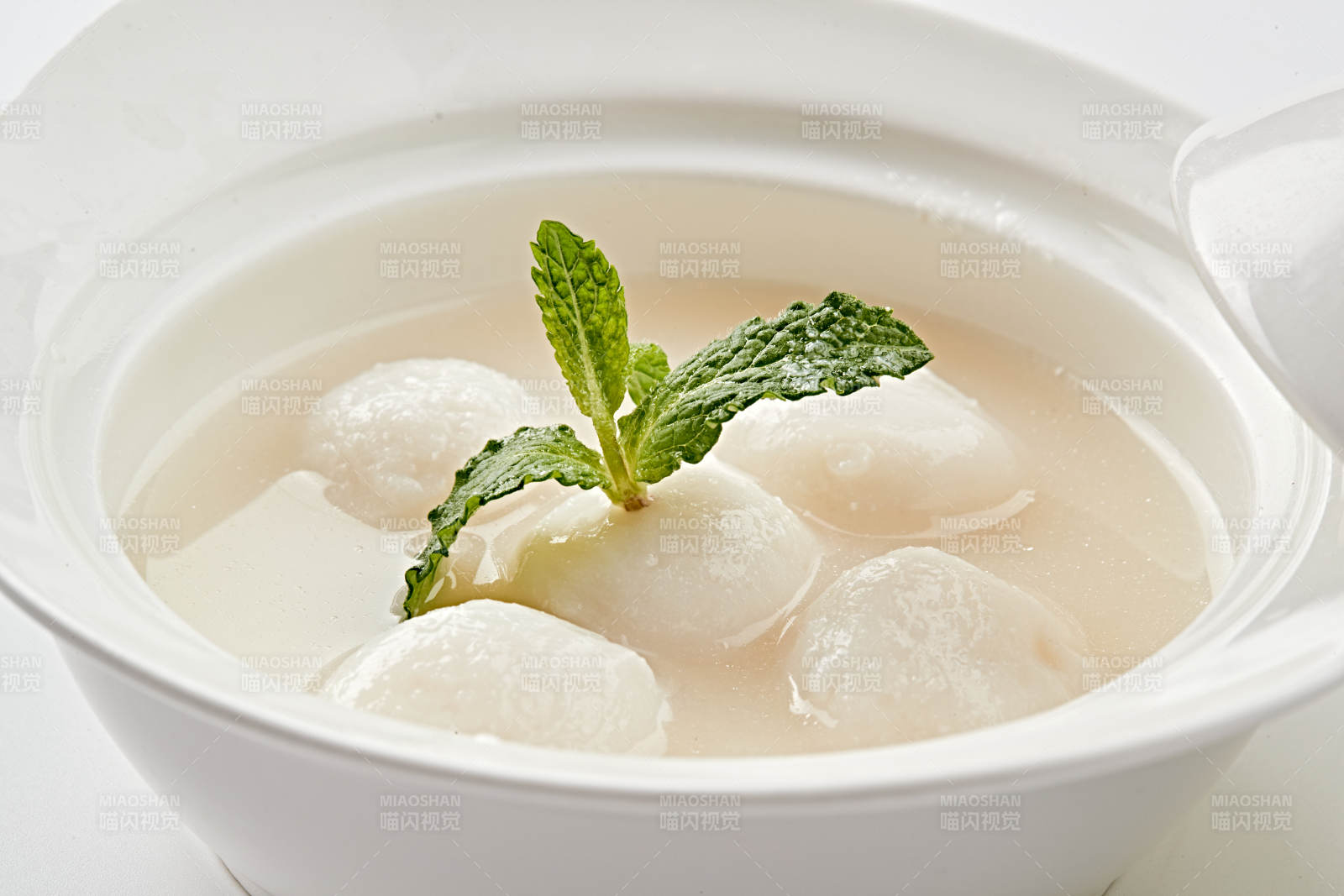 白色瓷汤盅装的香糯桂鱼圆图片