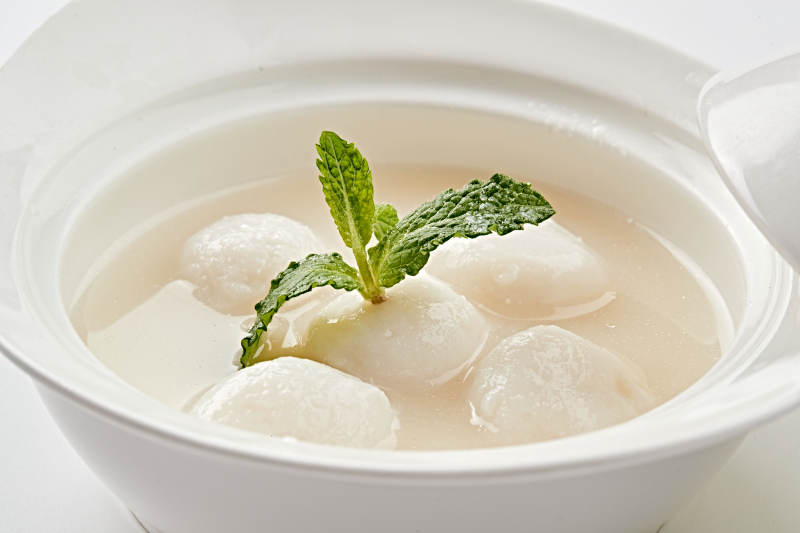 白色瓷汤盅装的香糯桂鱼圆图片