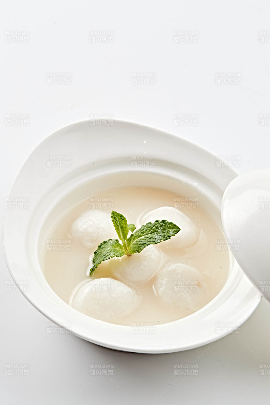 白色瓷汤盅装的香糯桂鱼圆图片