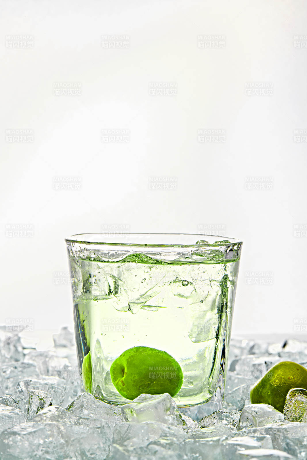 布满冰块的酒杯中的清凉白葡萄味预调酒图片