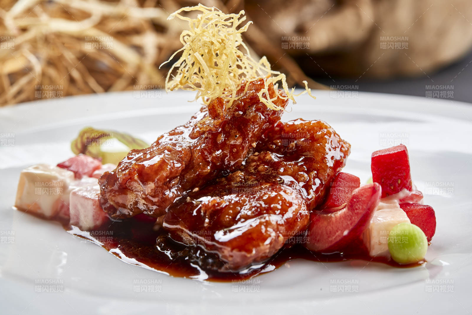 白色圆瓷盘装的浇汁香炸龙利鱼图片