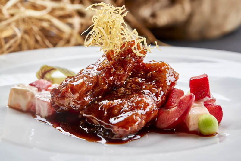 白色圆瓷盘装的浇汁香炸龙利鱼图片