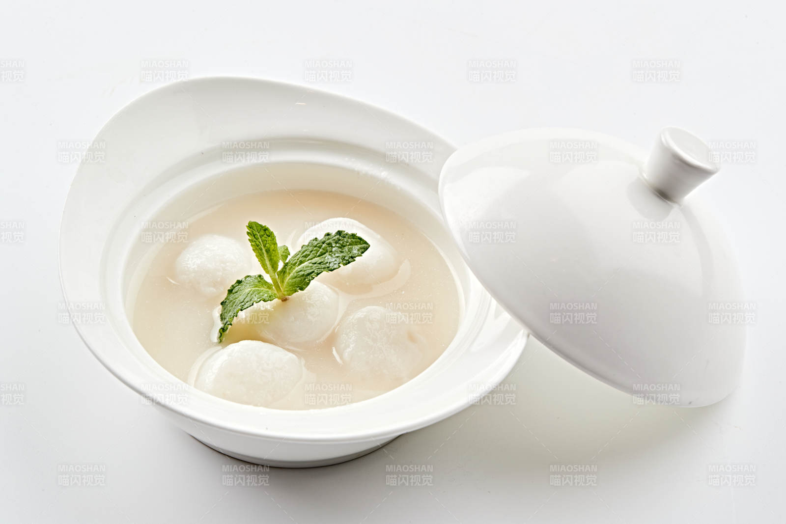 白色瓷汤盅装的香糯桂鱼圆图片