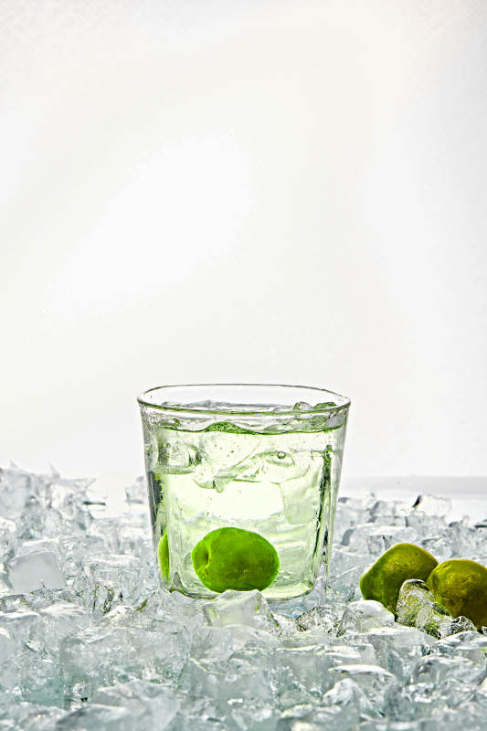 布满冰块的酒杯中的清凉白葡萄味预调酒图片