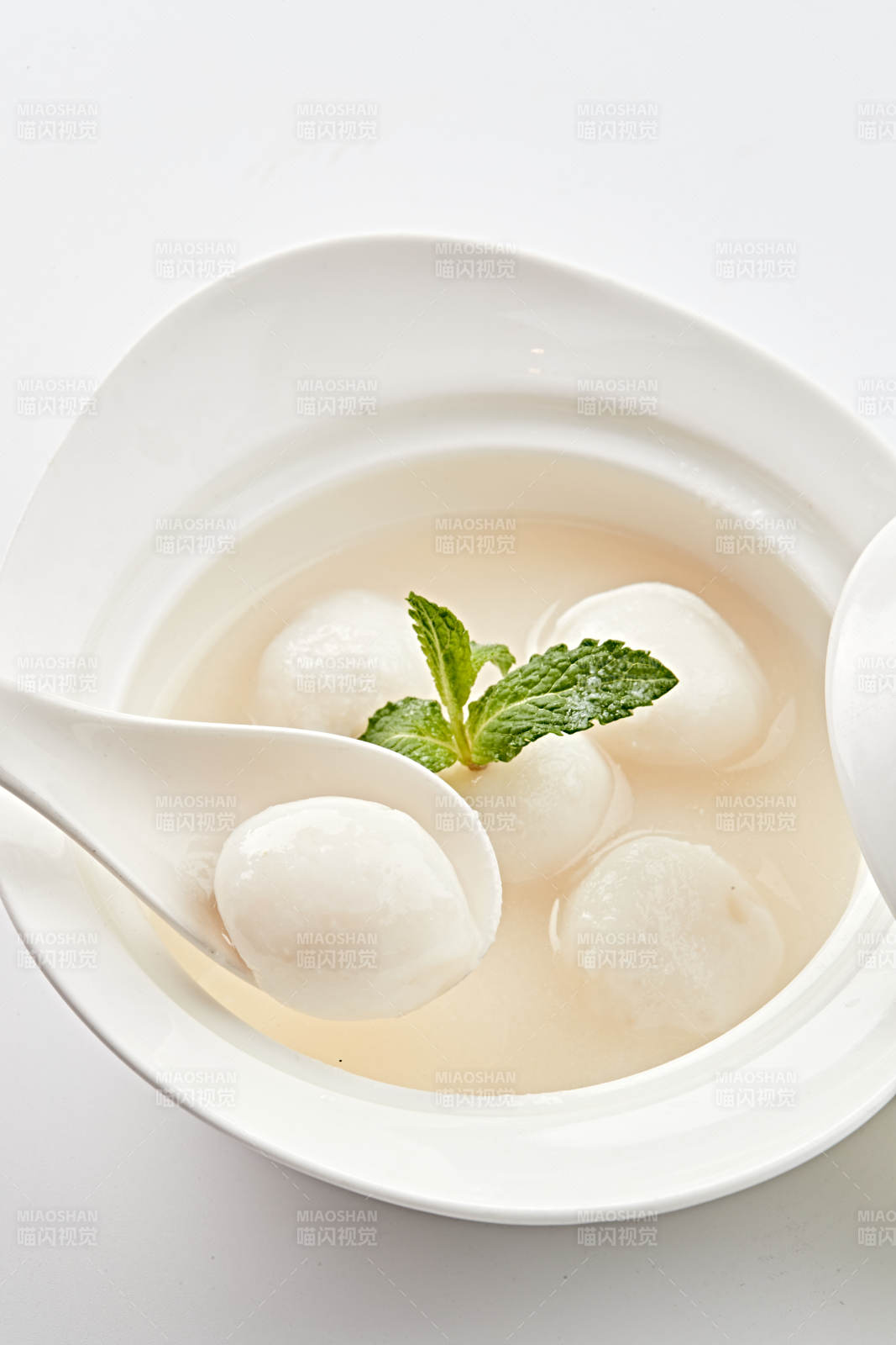 白色瓷汤盅装的香糯桂鱼圆图片