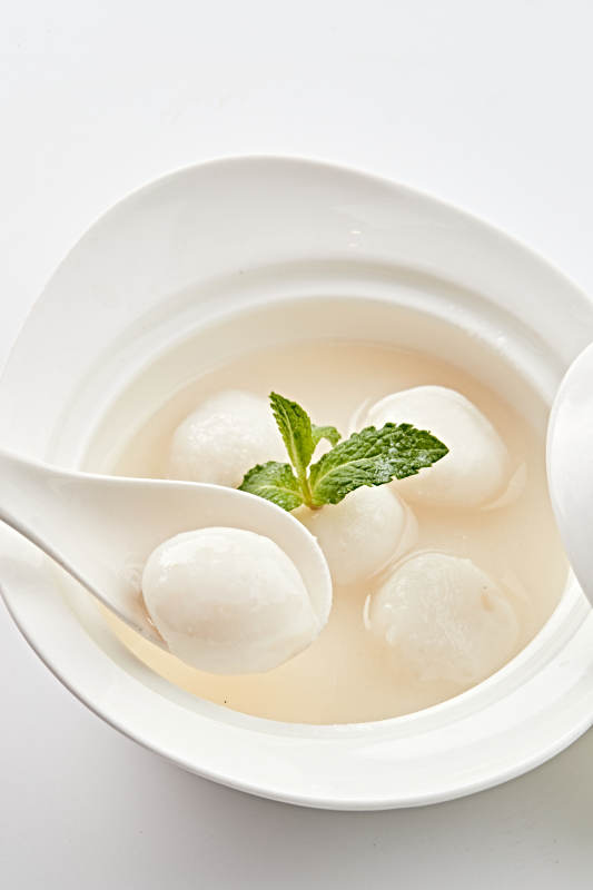 白色瓷汤盅装的香糯桂鱼圆图片