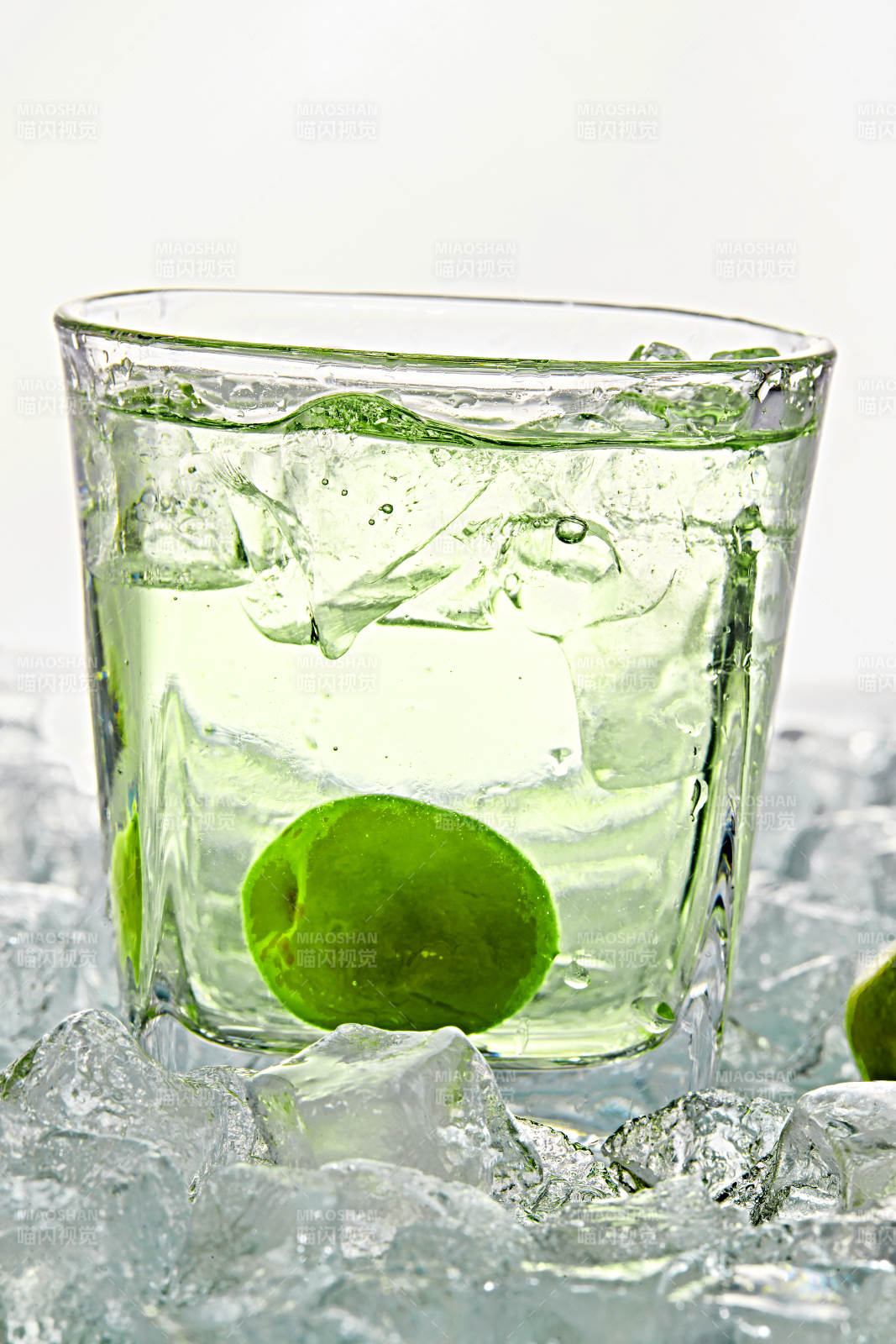布满冰块的酒杯中的清凉白葡萄味预调酒图片