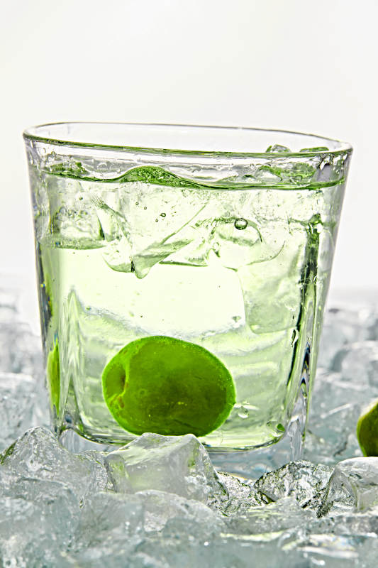 布满冰块的酒杯中的清凉白葡萄味预调酒图片