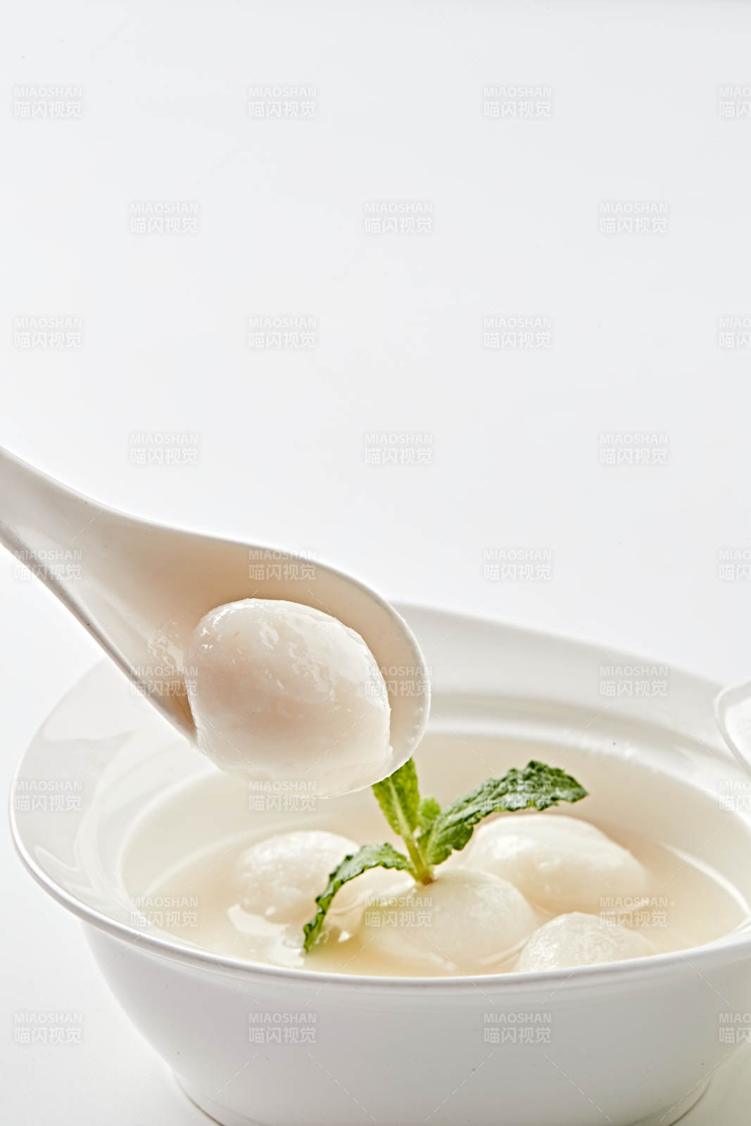 白色瓷汤盅装的香糯桂鱼圆图片