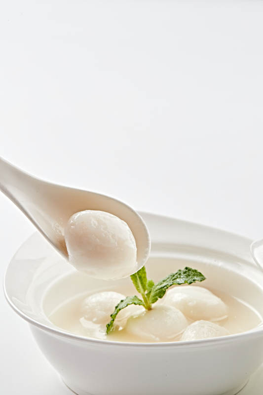 白色瓷汤盅装的香糯桂鱼圆图片