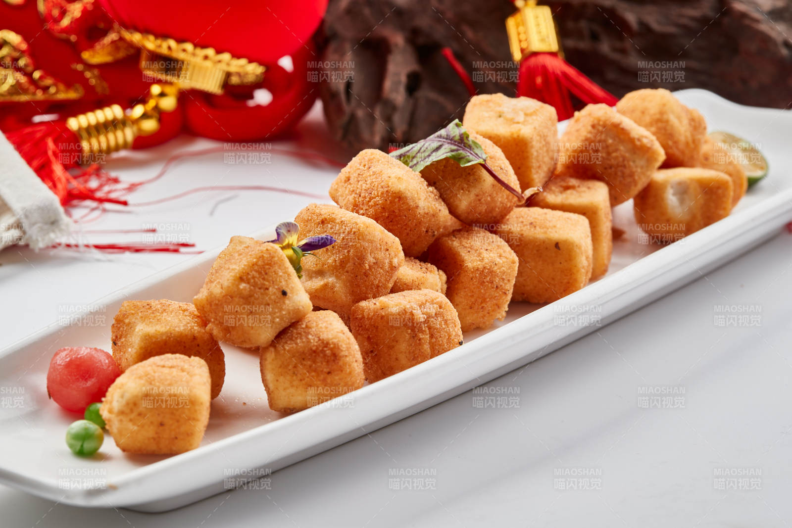 白色瓷盘装的油炸蟹粉日是豆腐图片