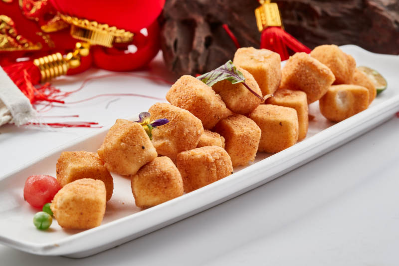 白色瓷盘装的油炸蟹粉日是豆腐图片