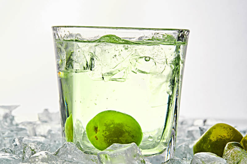 布满冰块的酒杯中的清凉白葡萄味预调酒图片