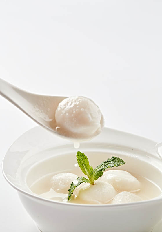 白色瓷汤盅装的香糯桂鱼圆图片