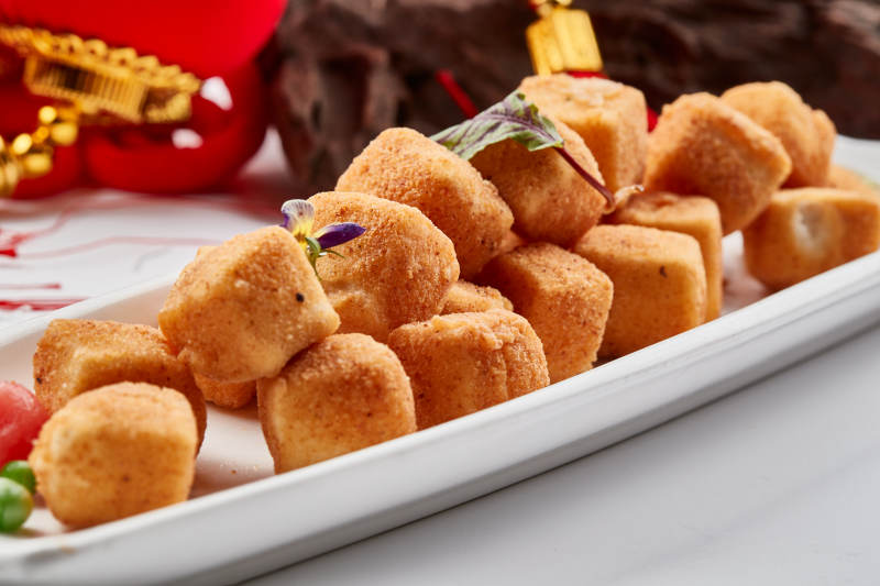 白色瓷盘装的油炸蟹粉日是豆腐图片