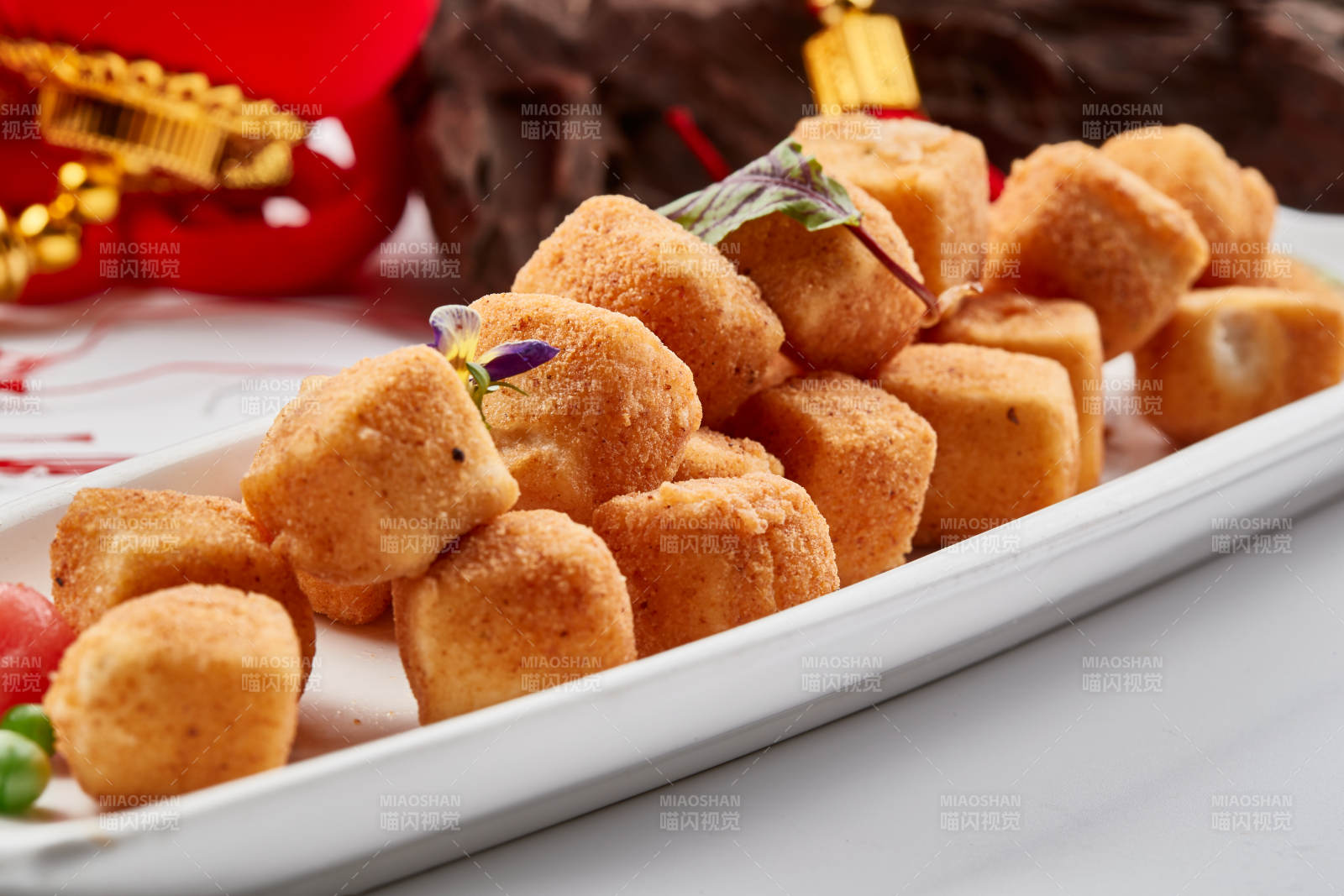 白色瓷盘装的油炸蟹粉日是豆腐图片