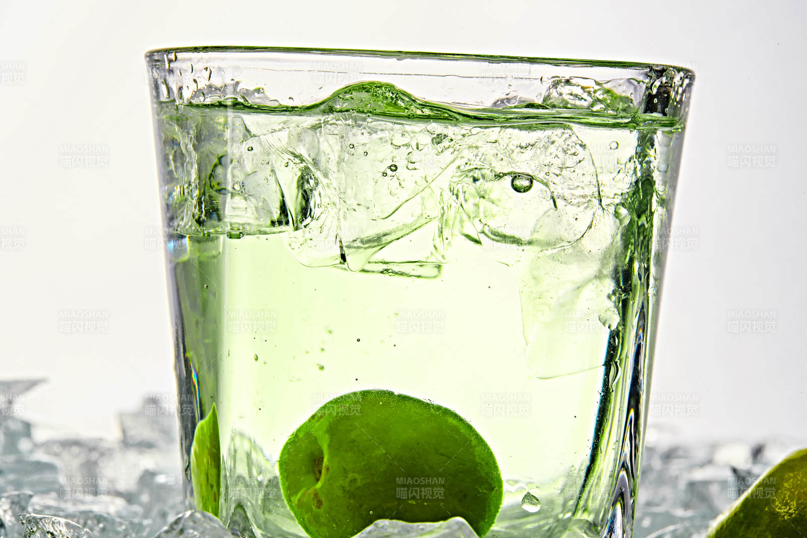 布满冰块的酒杯中的清凉白葡萄味预调酒图片