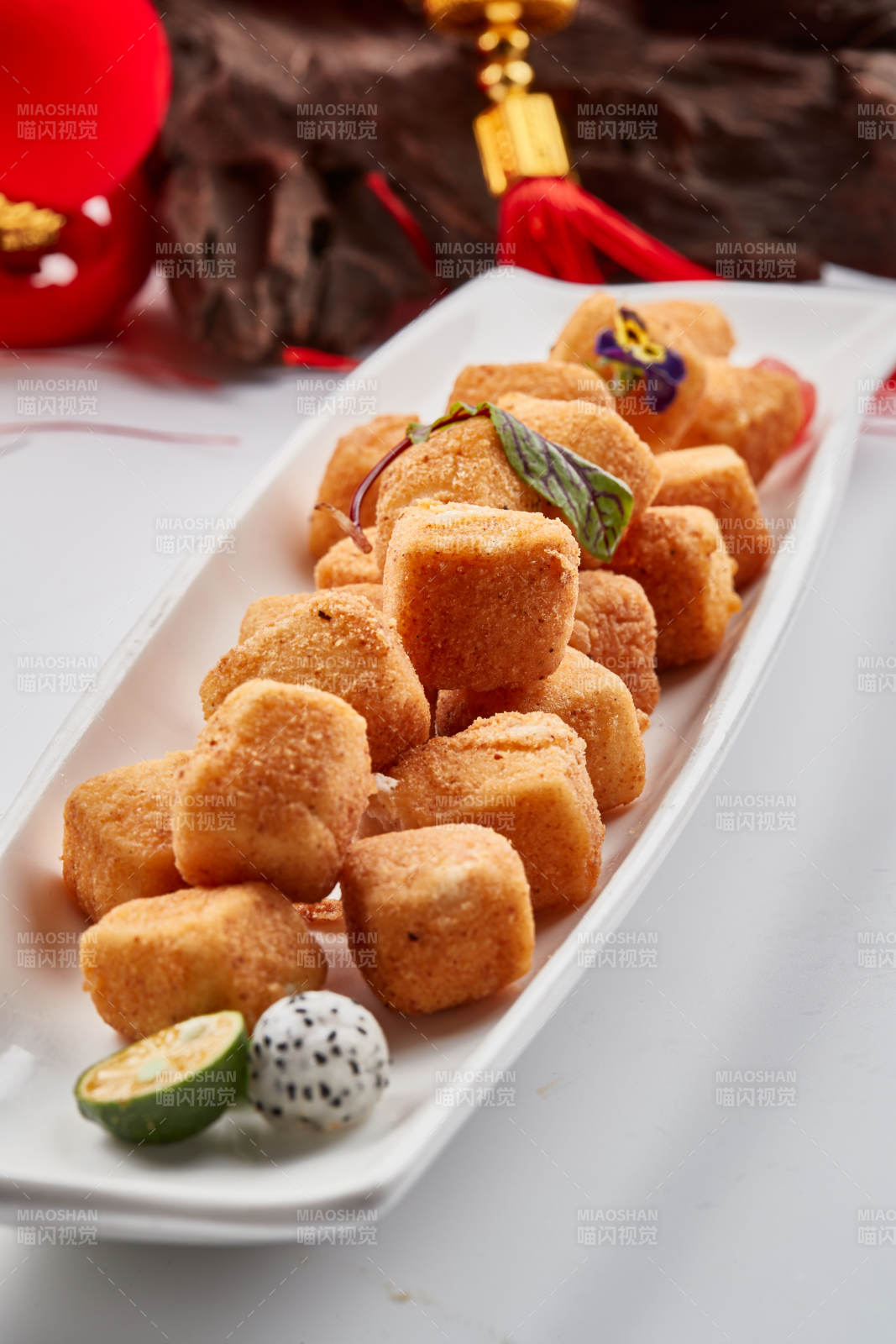 白色瓷盘装的油炸蟹粉日是豆腐图片