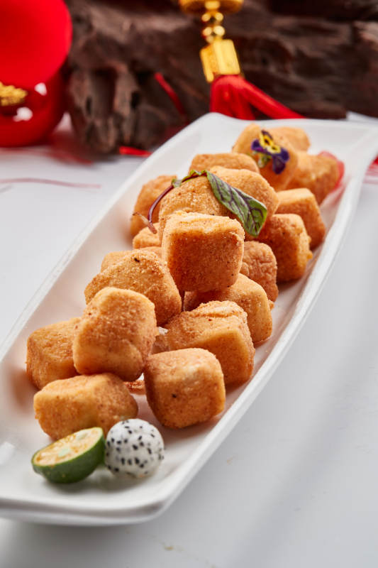 白色瓷盘装的油炸蟹粉日是豆腐图片