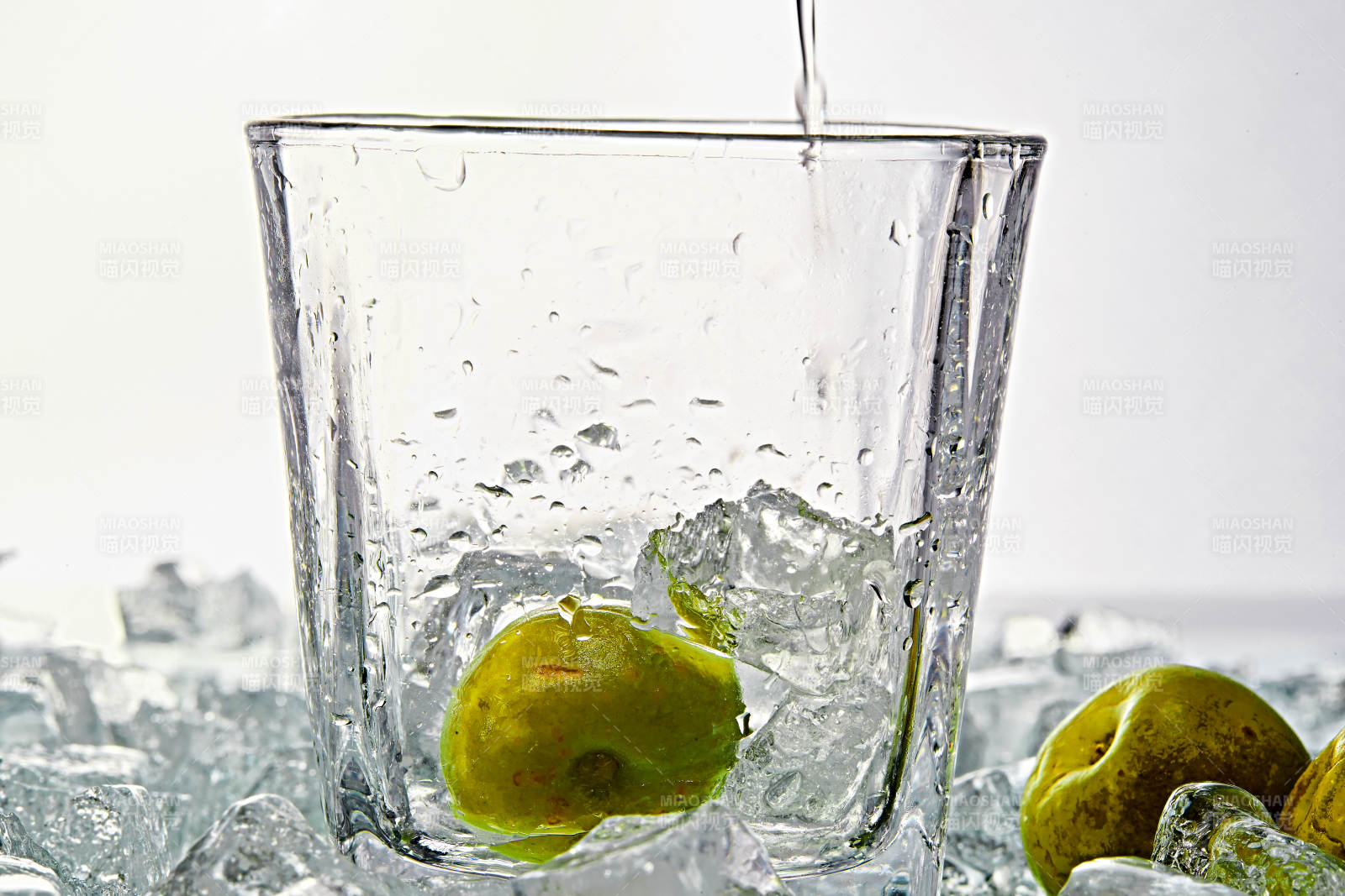 布满冰块的酒杯中的清凉白葡萄味预调酒图片