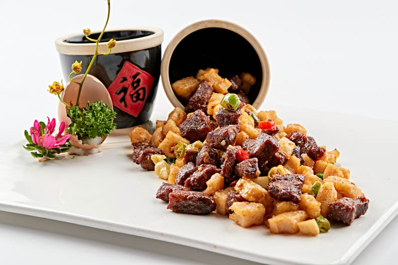 摆盘精美的杏鲍菇小炒牛仔粒图片